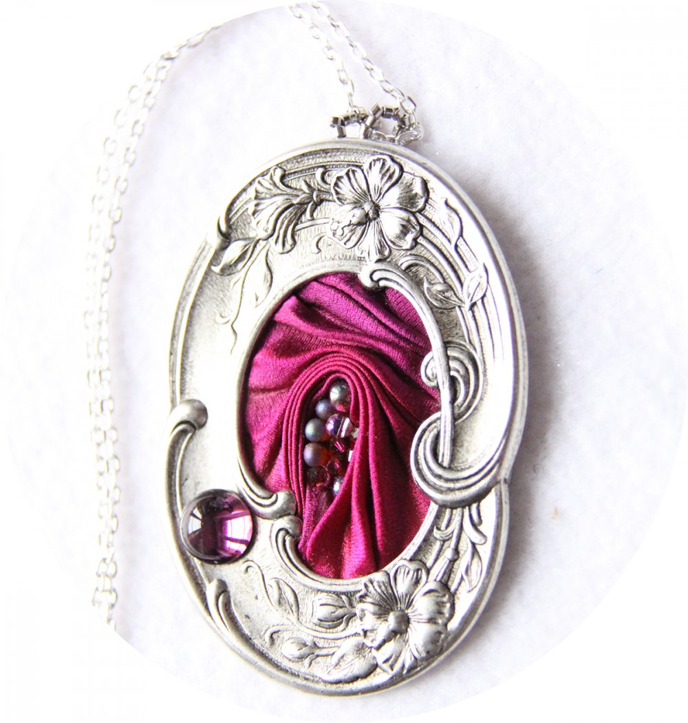 Collier médaillon ovale en ruban de soie shibori rose fuchsia et cadre argenté Art Nouveau--9996049946700