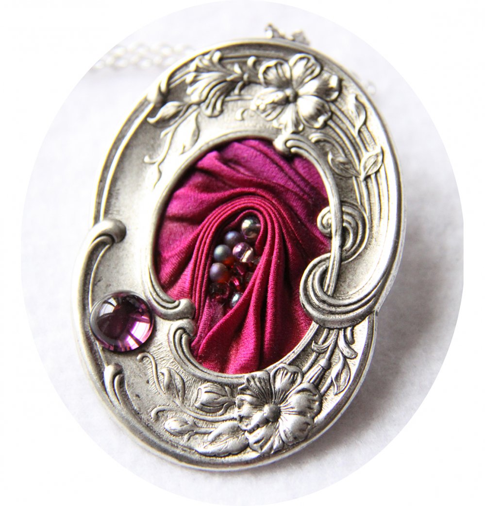 Collier médaillon ovale en ruban de soie shibori rose fuchsia et cadre argenté Art Nouveau--9996049946700