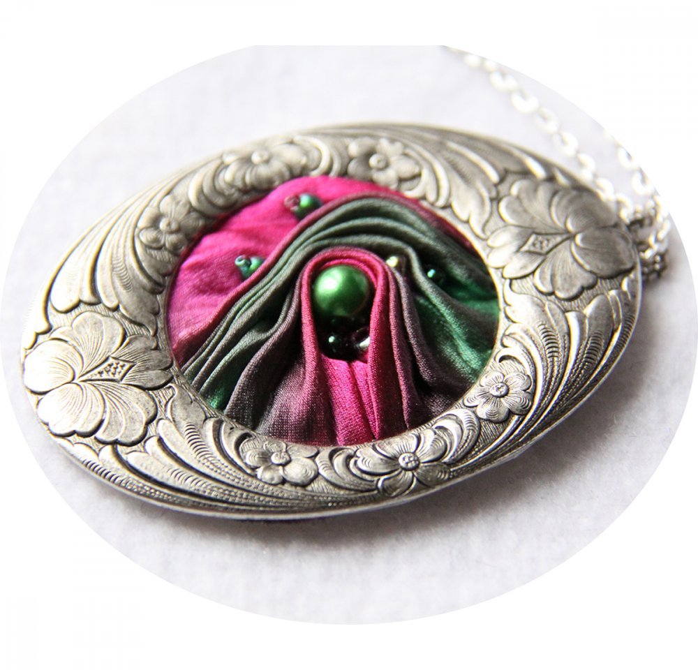 Collier médaillon ovale en ruban de soie shibori rose fuchsia et vert et cadre argenté Art Nouveau--9996049941842