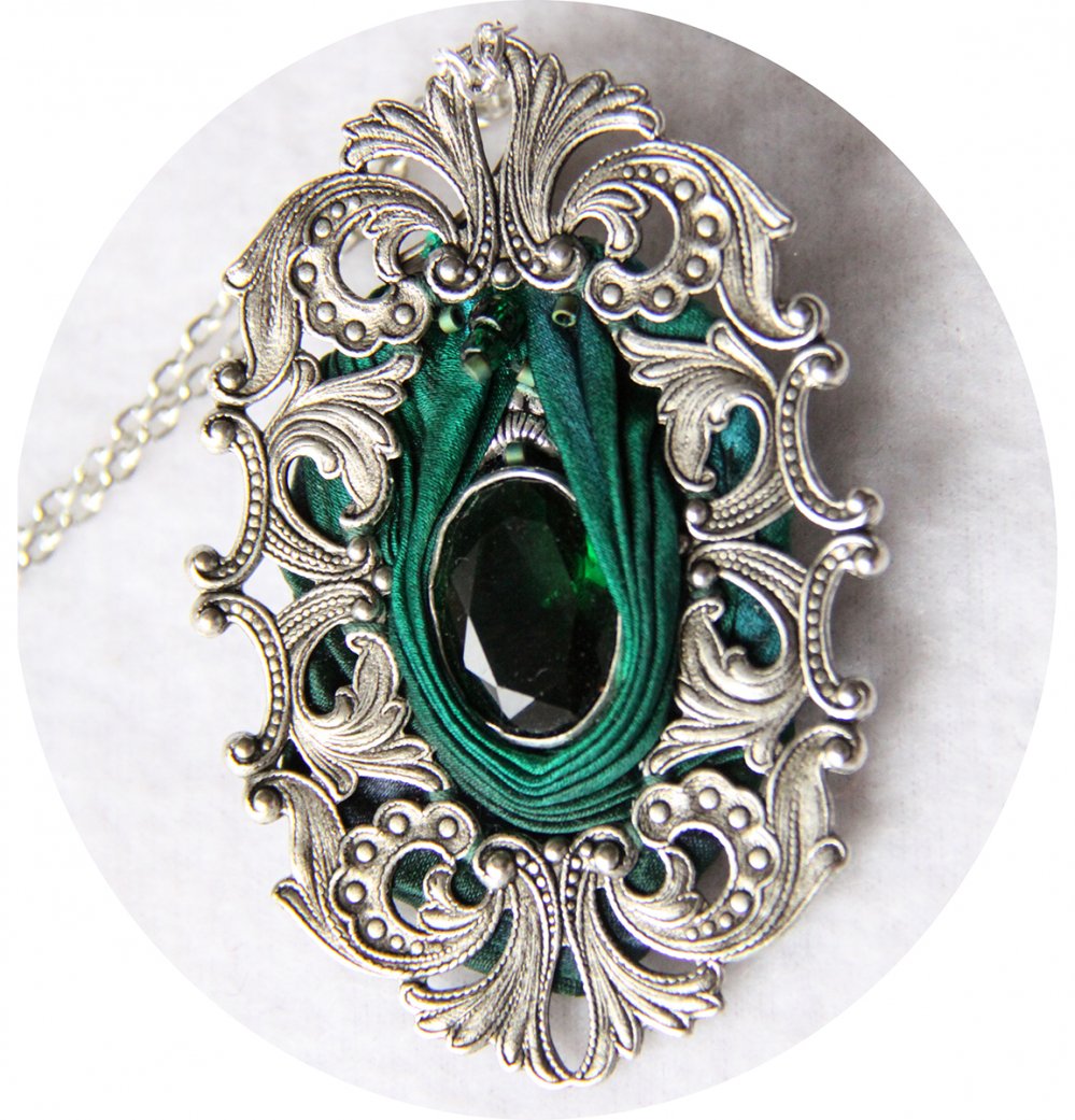 Collier médaillon ovale en ruban de soie shibori vert émeraude et cadre argenté baroque--9996049952343