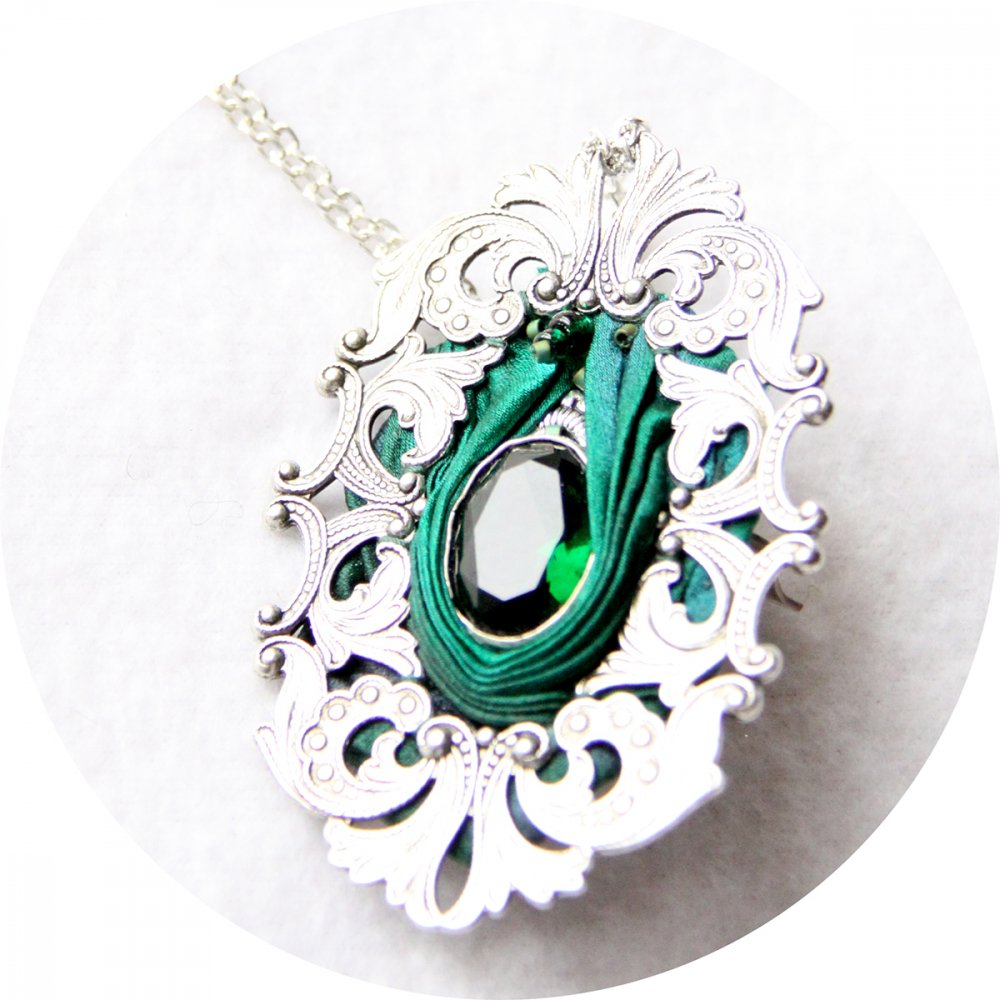Collier médaillon ovale en ruban de soie shibori vert émeraude et cadre argenté baroque--9996049952343