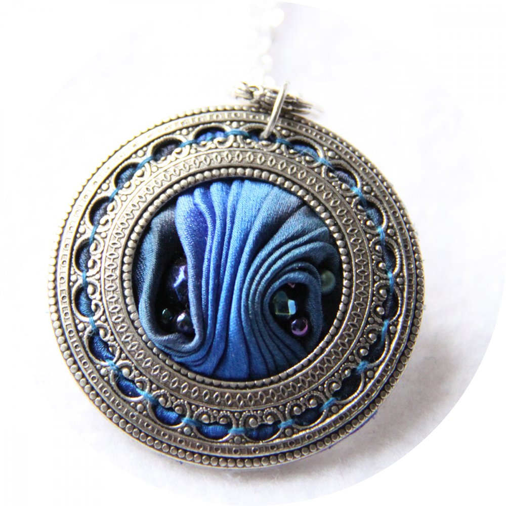 Collier médaillon rond en ruban de soie shibori bleu roi brodée et cadre argenté--9996049558262