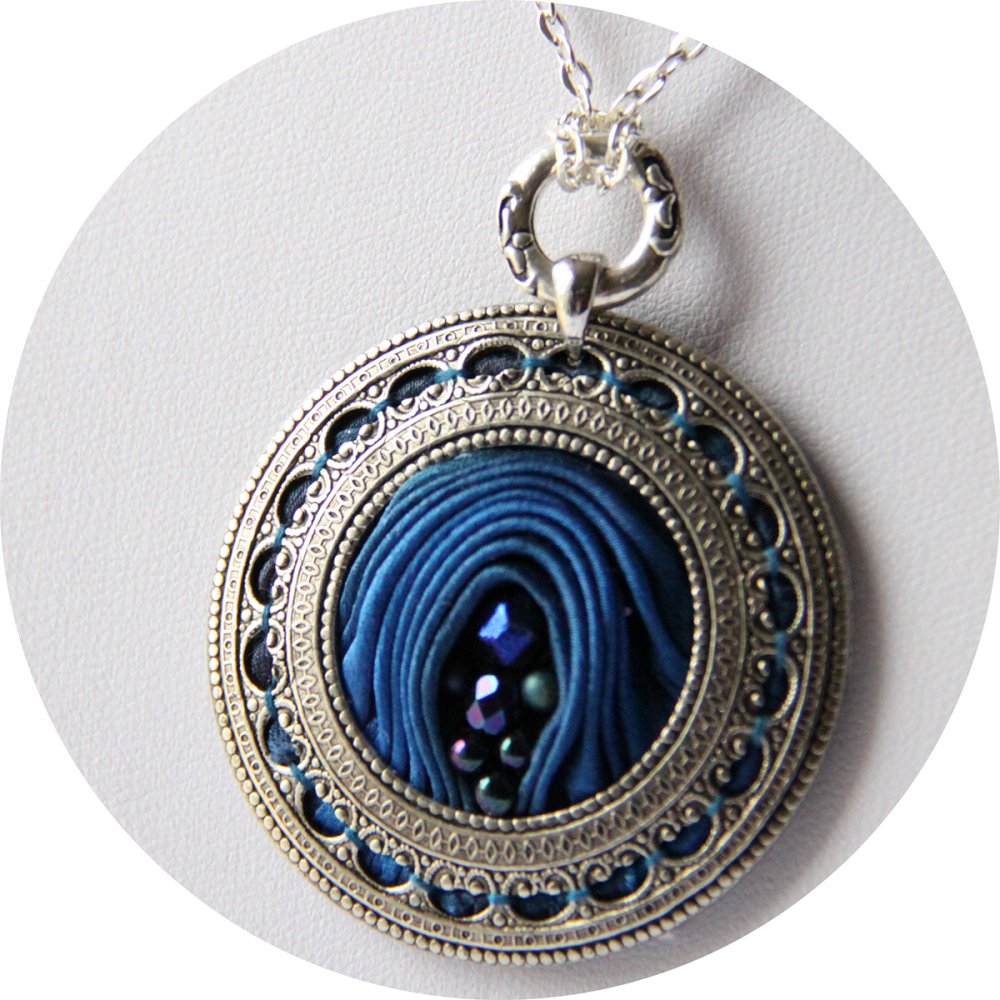 Collier médaillon rond en ruban de soie shibori bleu roi brodée et cadre argenté--9996049553328