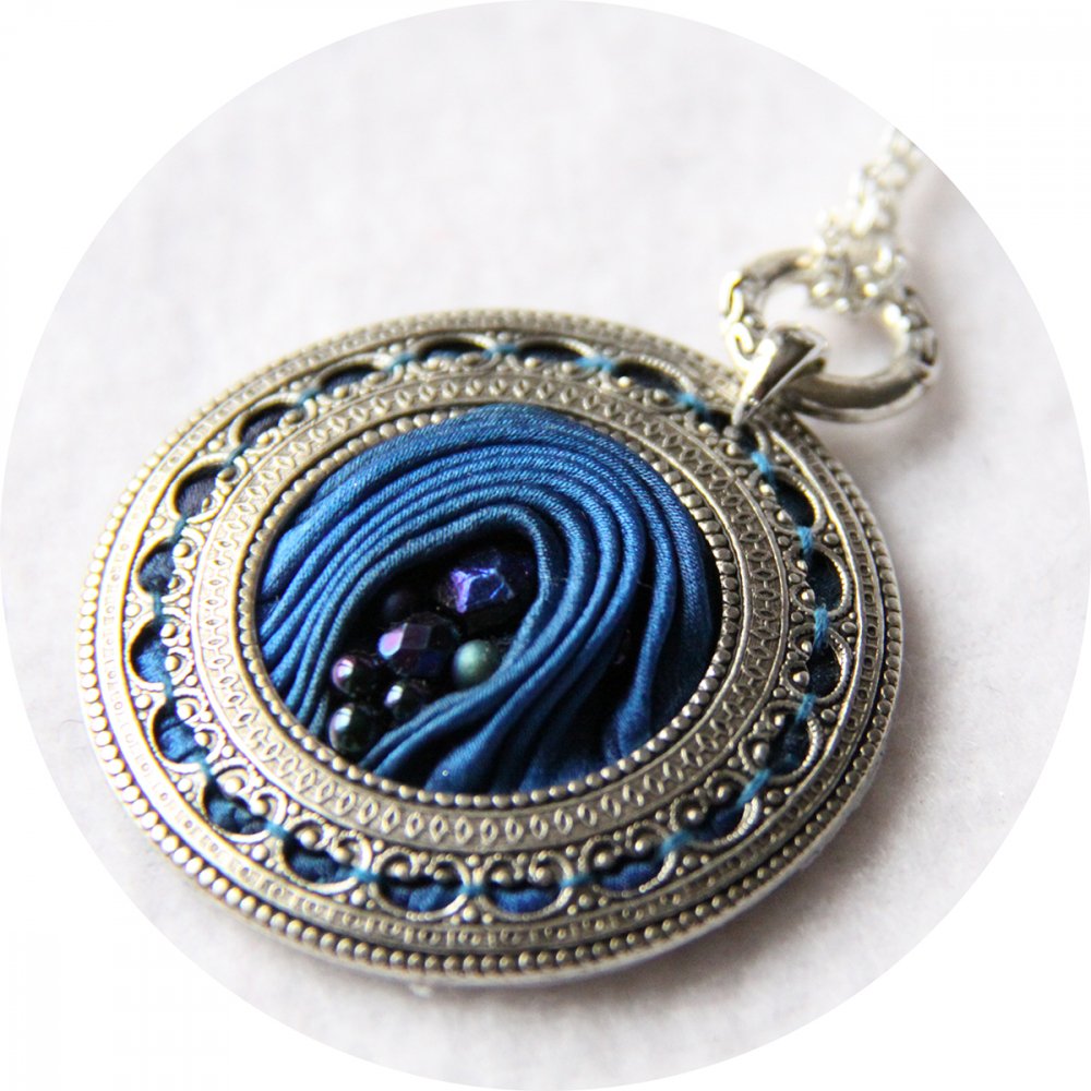 Collier médaillon rond en ruban de soie shibori bleu roi brodée et cadre argenté--9996049553328