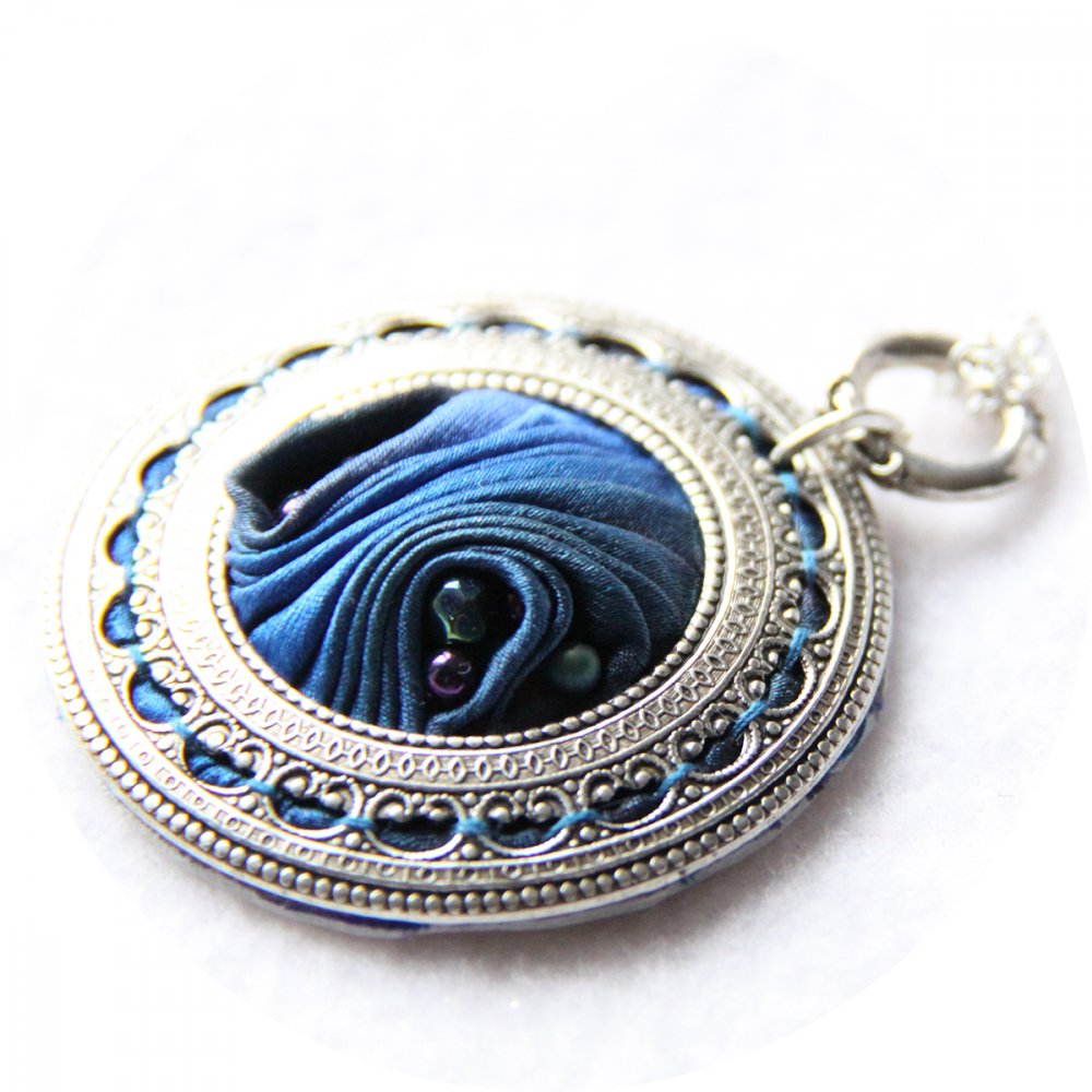 Collier médaillon rond en ruban de soie shibori bleu roi brodée et cadre argenté--9996049558262