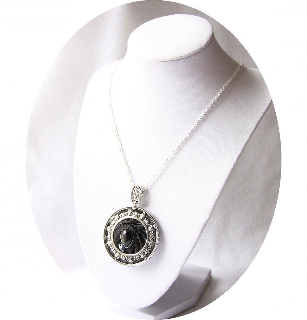 Collier médaillon rond en ruban de soie shibori noire brodée et cadre argenté--9996049107064