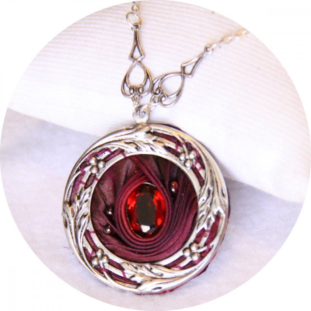 Collier médaillon rond en ruban de soie shibori rouge bordeau brodée et cadre argenté--2226437014351