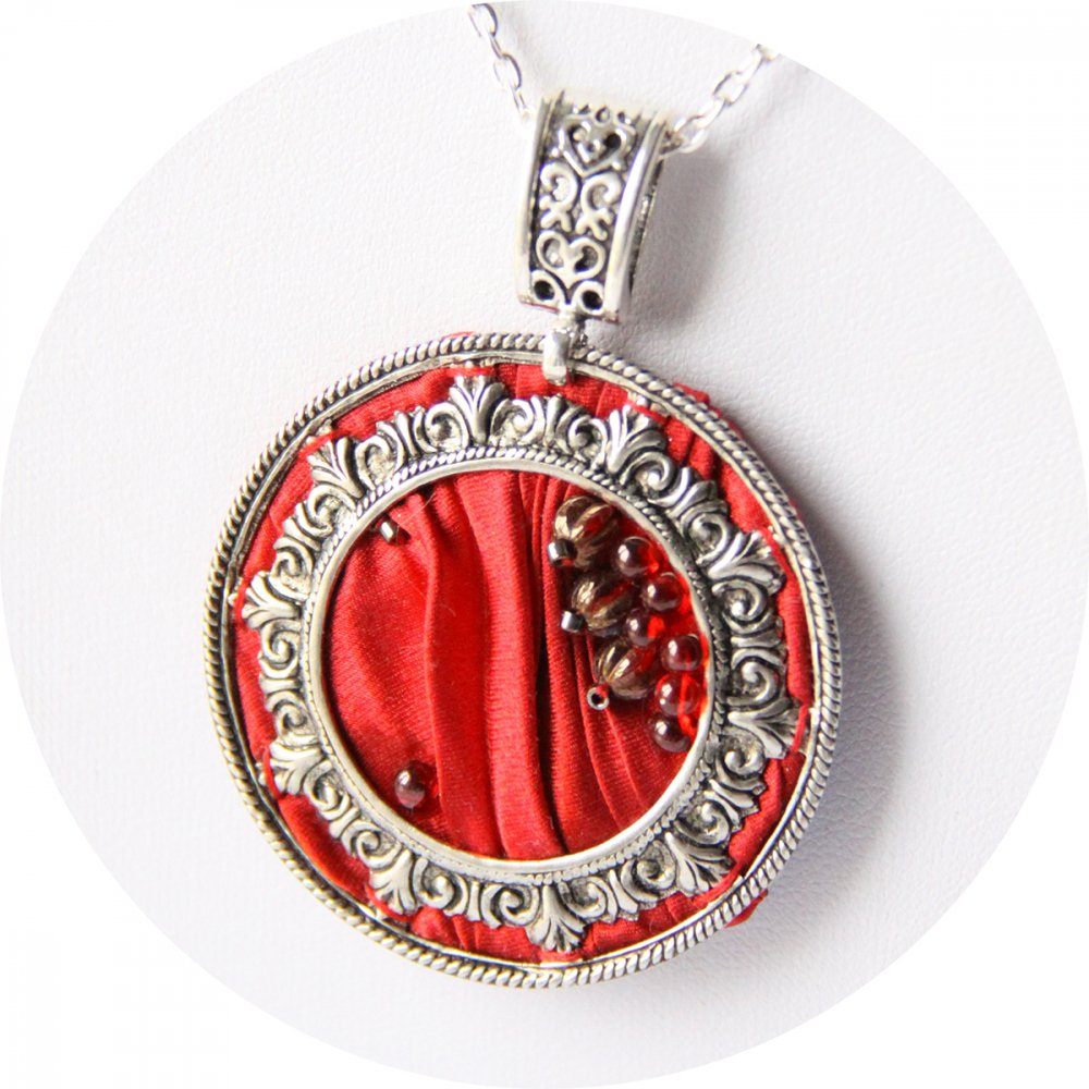 Collier médaillon rond en ruban de soie shibori rouge brodée et cadre argenté--9996049101420
