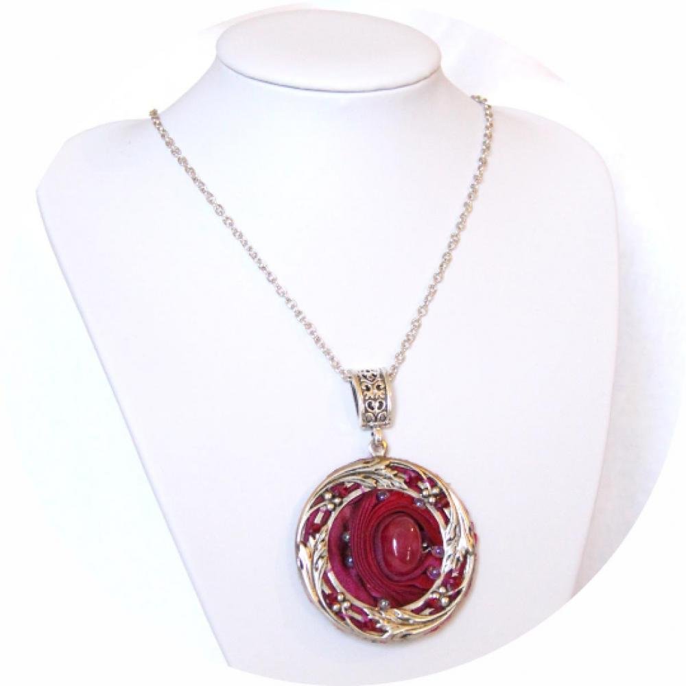 Collier médaillon rond en soie shibori rose fuchsia brodé de perles de cristal et cadre argent--9996049568599