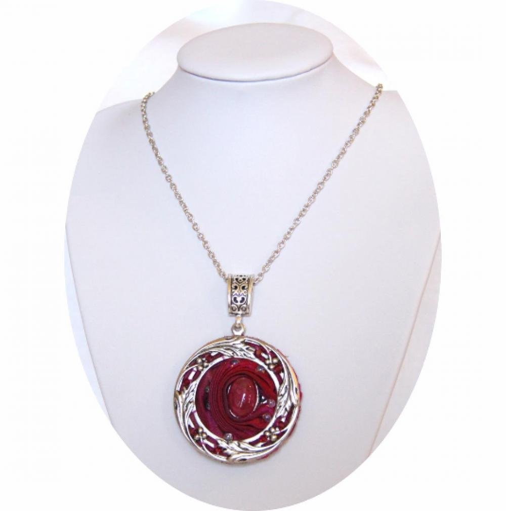 Collier médaillon rond en soie shibori rose fuchsia brodé de perles de cristal et cadre argent--9996049568599