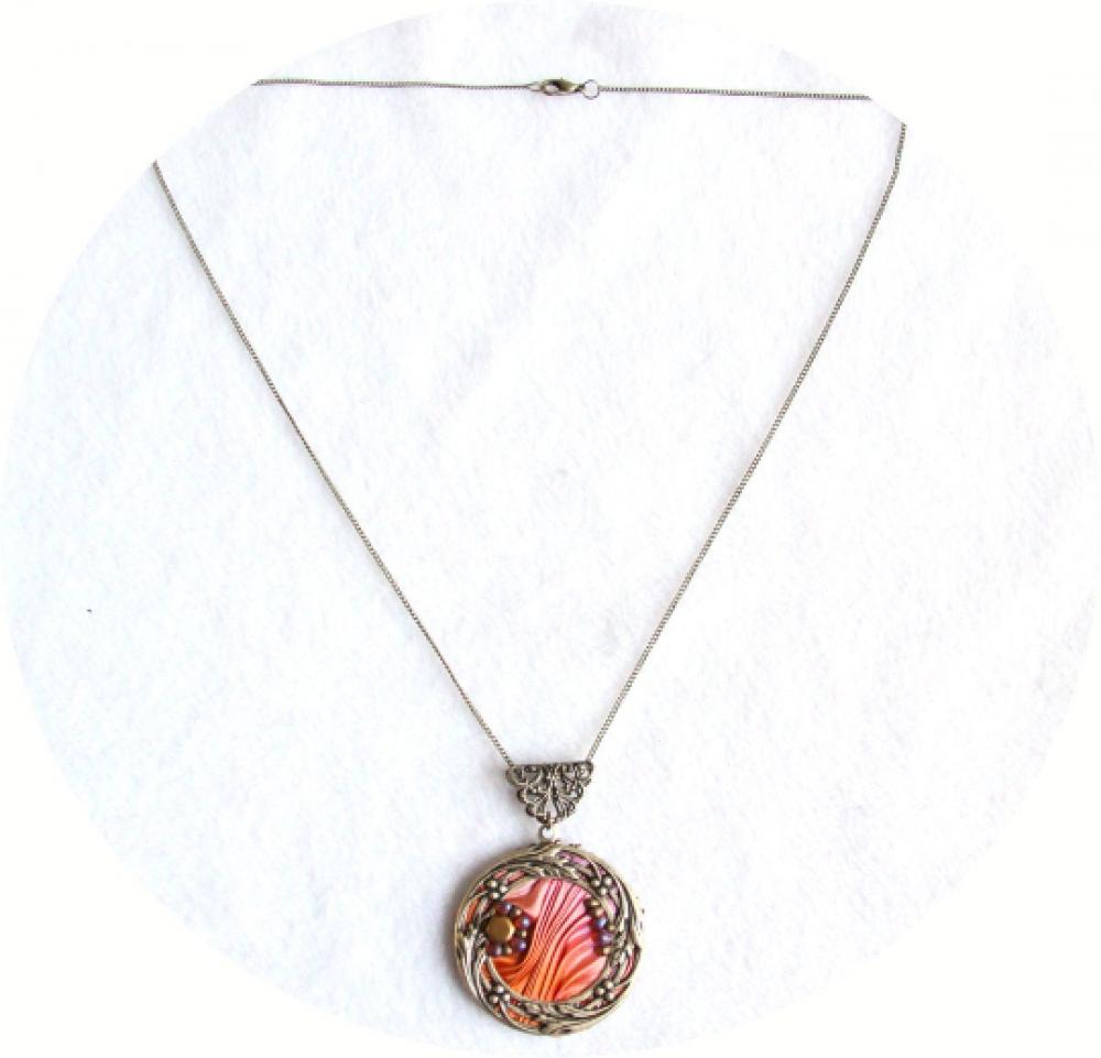 Collier médaillon rond en soie shibori rose orange brodée de perles et cadre en laiton bronze à feuilles--9995596811035