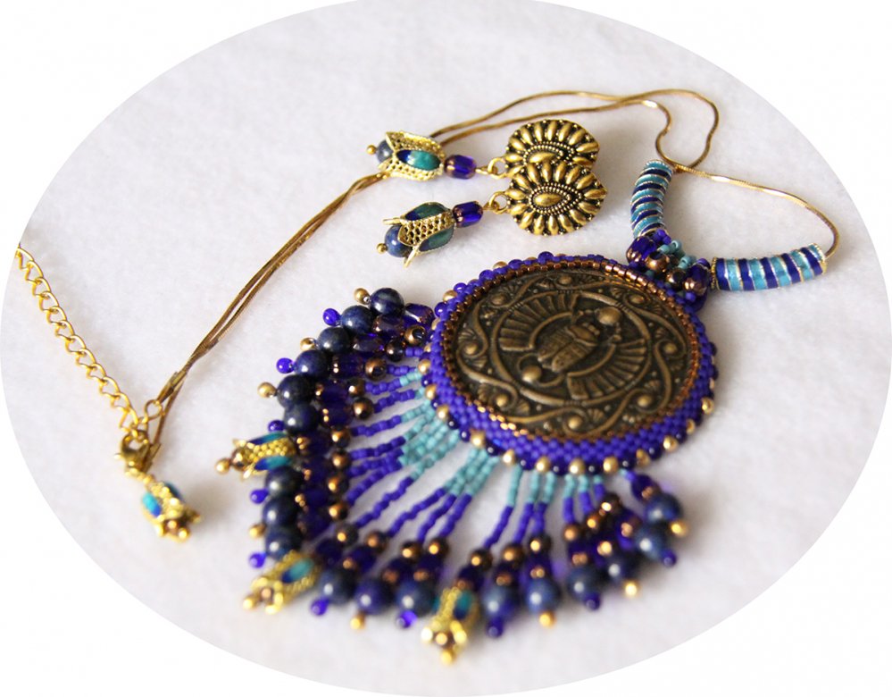 Collier médaillon scarabée égyptien bronze bleu lapis et bleu turquoise--2226243850228
