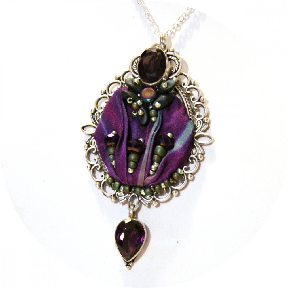 Collier médaillon en soie shibori violet mauve brodé de perles et cristal amethyste sur support argent--9995579486533