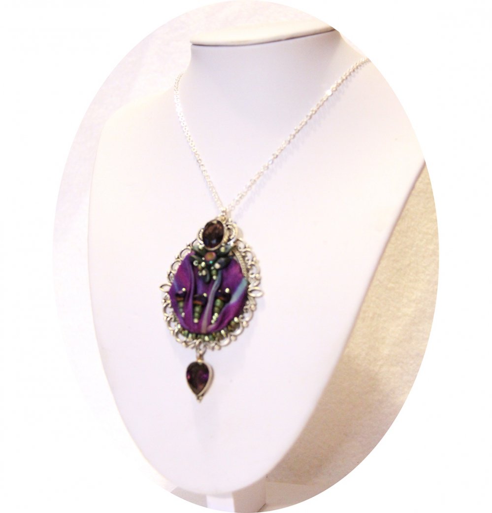 Collier médaillon en soie shibori violet mauve brodé de perles et cristal amethyste sur support argent--9995579486533