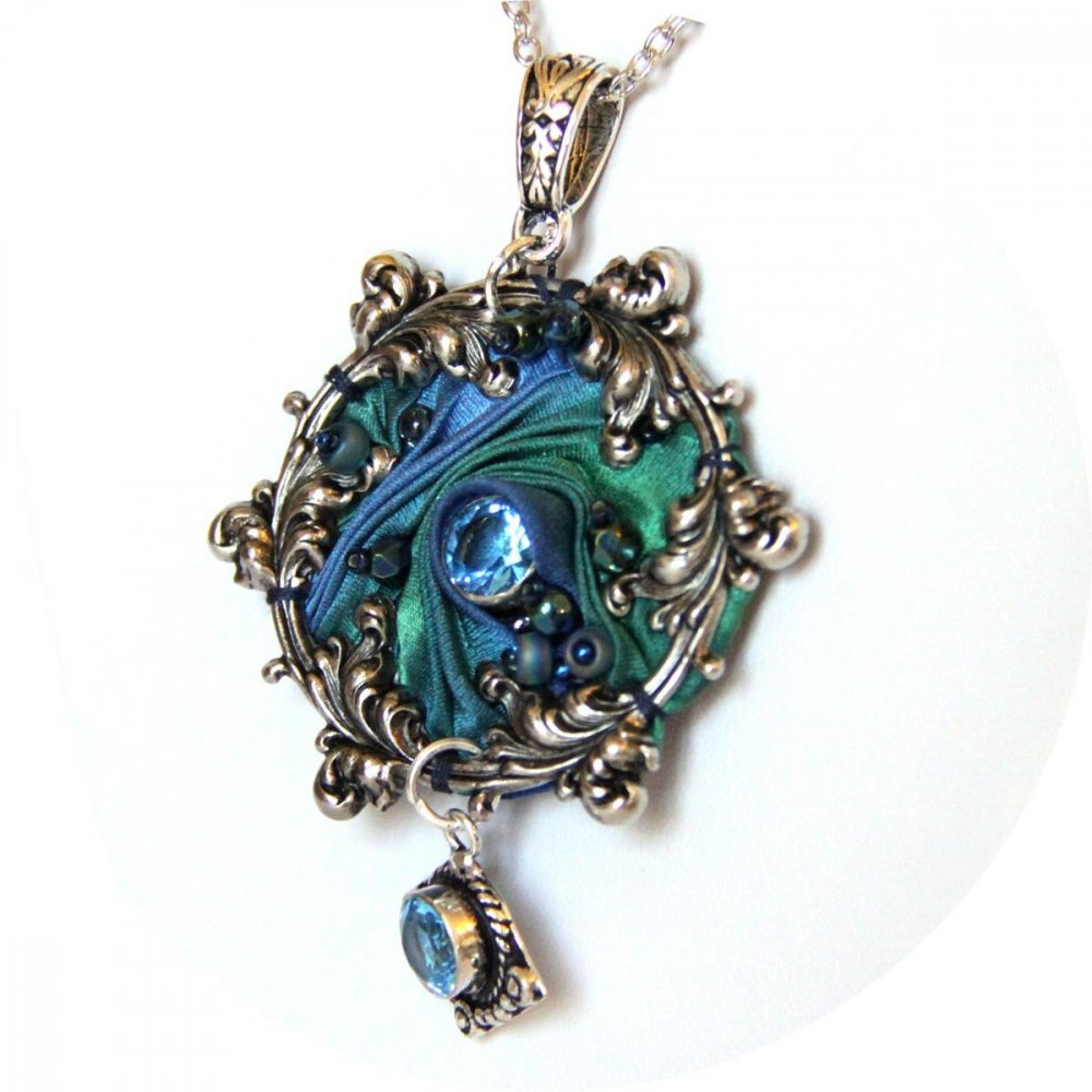 Collier médaillon textile en ruban de soie shibori bleu vert à cadre argent de style victorien à arabesques et pendentif de cristal bleu--9995489416309