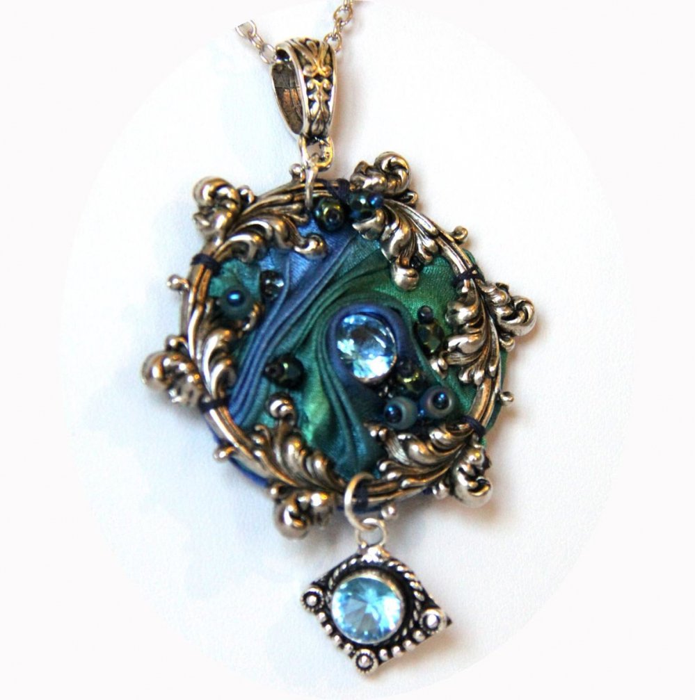 Collier médaillon textile en ruban de soie shibori bleu vert à cadre argent de style victorien à arabesques et pendentif de cristal bleu--9995489416309