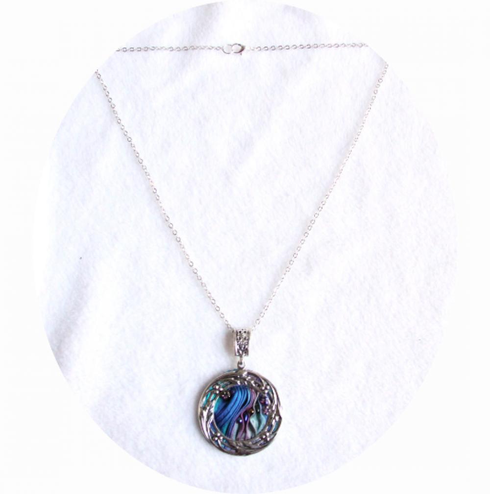 Collier médaillon textile en soie shibori bleu mauve brodé de perles de cristal et cadre argent--9995579509102
