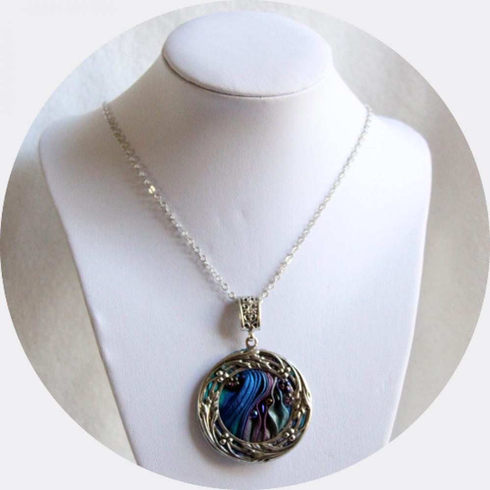 Collier médaillon textile en soie shibori bleu mauve brodé de perles de cristal et cadre argent--9995579509102