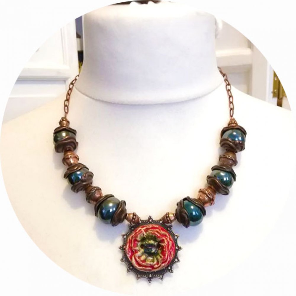 Collier mi-long coquelicot rouge, perles céramique vertes et détails cuivre--9995968924011