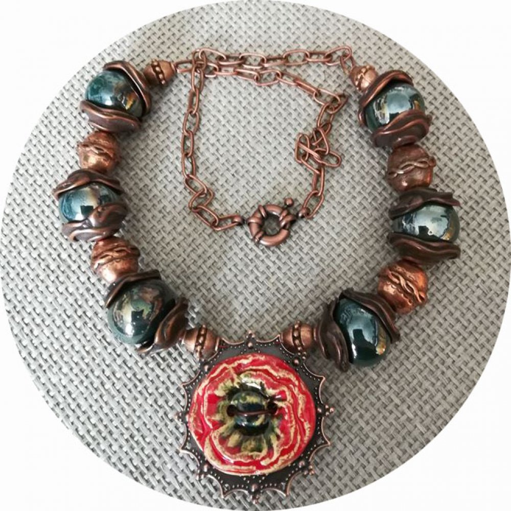 Collier mi-long coquelicot rouge, perles céramique vertes et détails cuivre--9995968924011