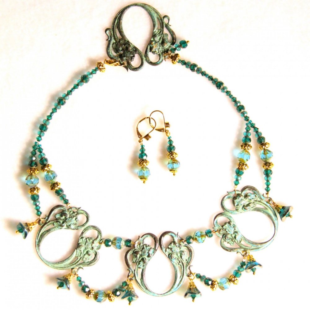 Collier Art Nouveau Iris en perles de bohème vertes et or et estampes iris à volutes patinées en vert de gris--9995588115950