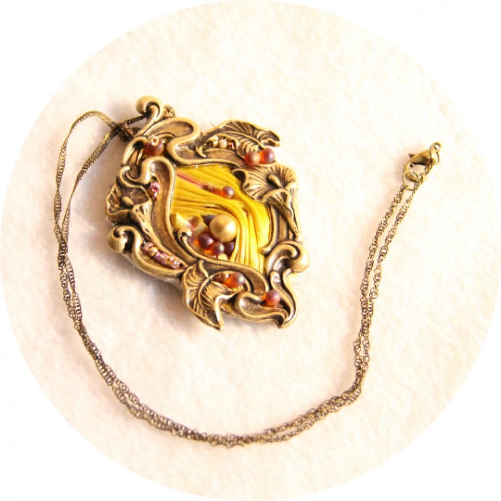 Collier Art Nouveau médaillon Lys en soie shibori jaune rose brodé de perles roses et or et cadre laiton bronze--9995596792242