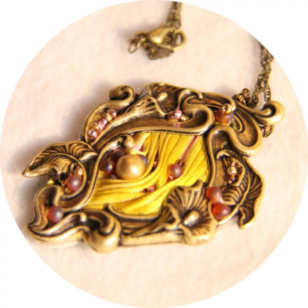 Collier Art Nouveau médaillon Lys en soie shibori jaune rose brodé de perles roses et or et cadre laiton bronze--9995596792242
