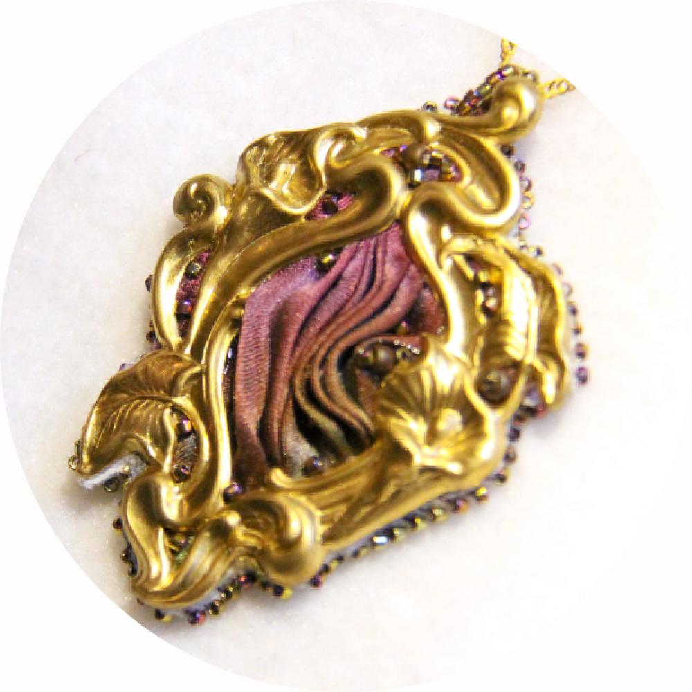 Collier Art nouveau pendentif médaillon Lys en soie shibori mauve pourpre brodée de perles de cristal et laiton doré--9995592248071