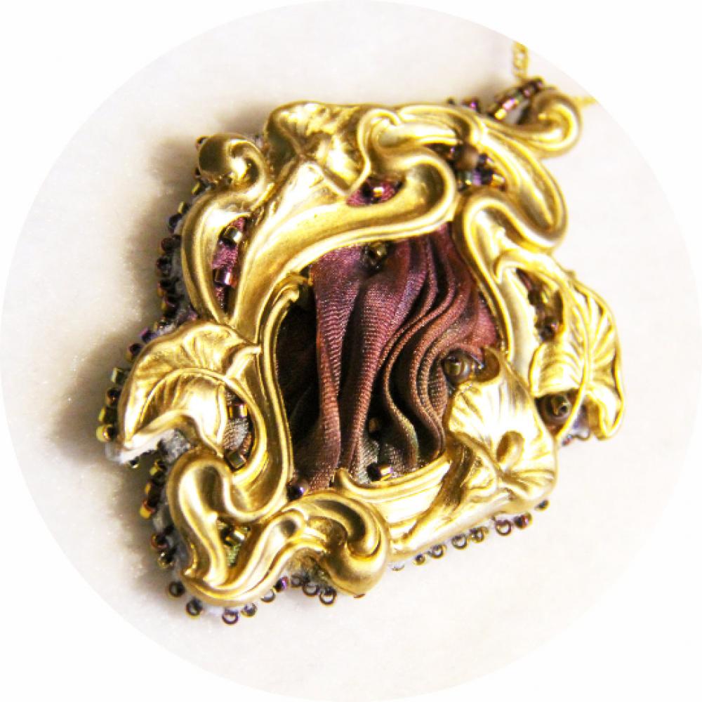 Collier Art nouveau pendentif médaillon Lys en soie shibori mauve pourpre brodée de perles de cristal et laiton doré--9995592248071