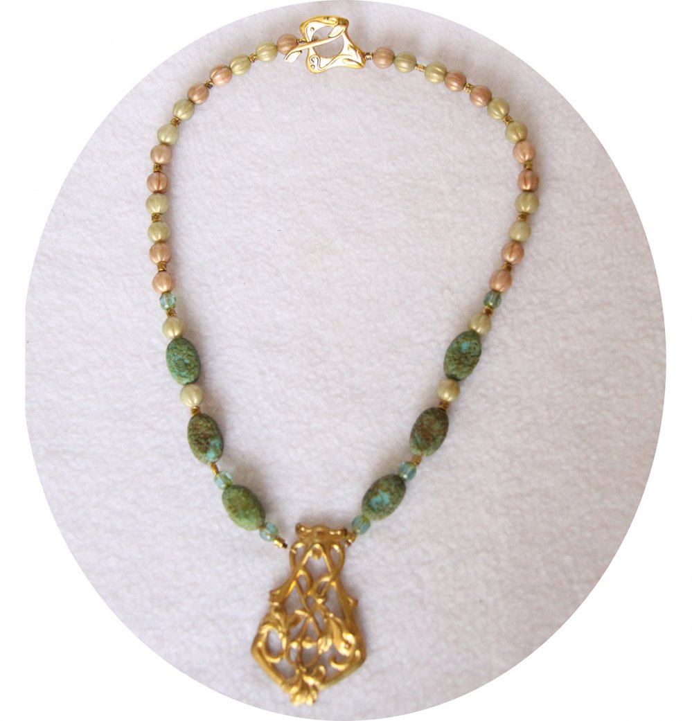 Collier Art Nouveau style nymphe Mucha avec fleur de Lys doré et perles de Boheme vert et or--9995589857491