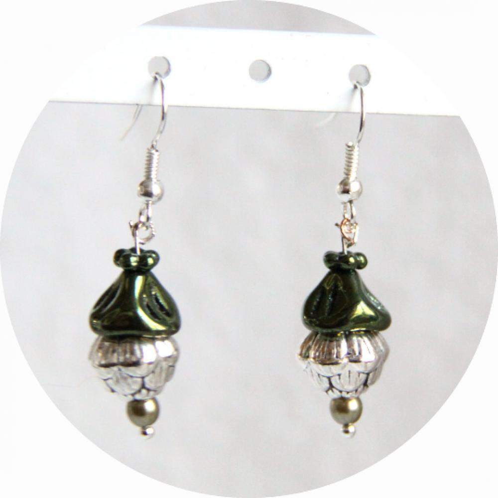 Collier Art nouveau textile médaillon Lys en soie shibori verte brodé de perles et laiton argent--9995579514199