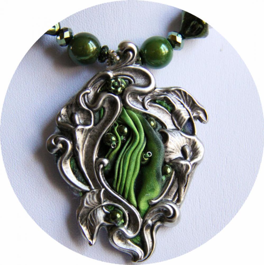 Collier Art nouveau textile médaillon Lys en soie shibori verte brodé de perles et laiton argent--9995579514199