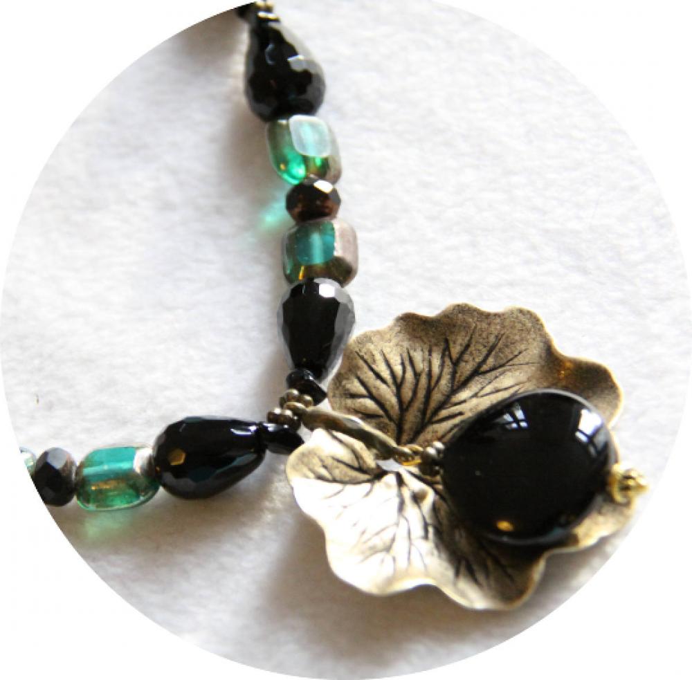 Collier Art Nouveau vert bronze et noir avec un nenuphar bronze et une goutte d'agate noire sur un rang de perles vertes et noires--9995580394513