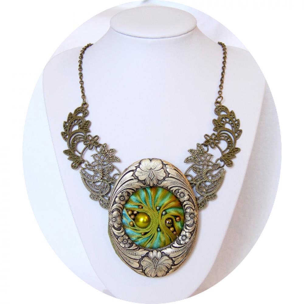 Collier plastron Art nouveau médaillon ovale en soie shibori vert et bronze brodé de perles nacrées sur un support en bronze filigrané--9995592203544