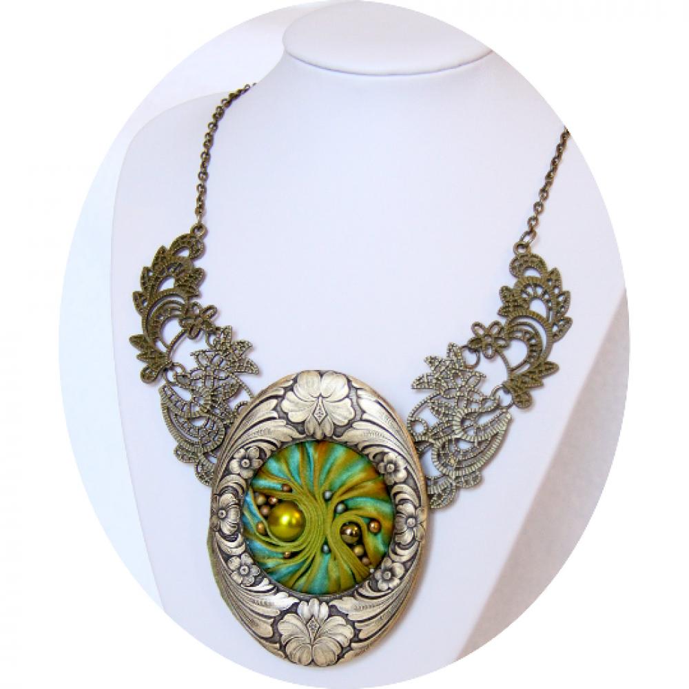 Collier plastron Art nouveau médaillon ovale en soie shibori vert et bronze brodé de perles nacrées sur un support en bronze filigrané--9995592203544