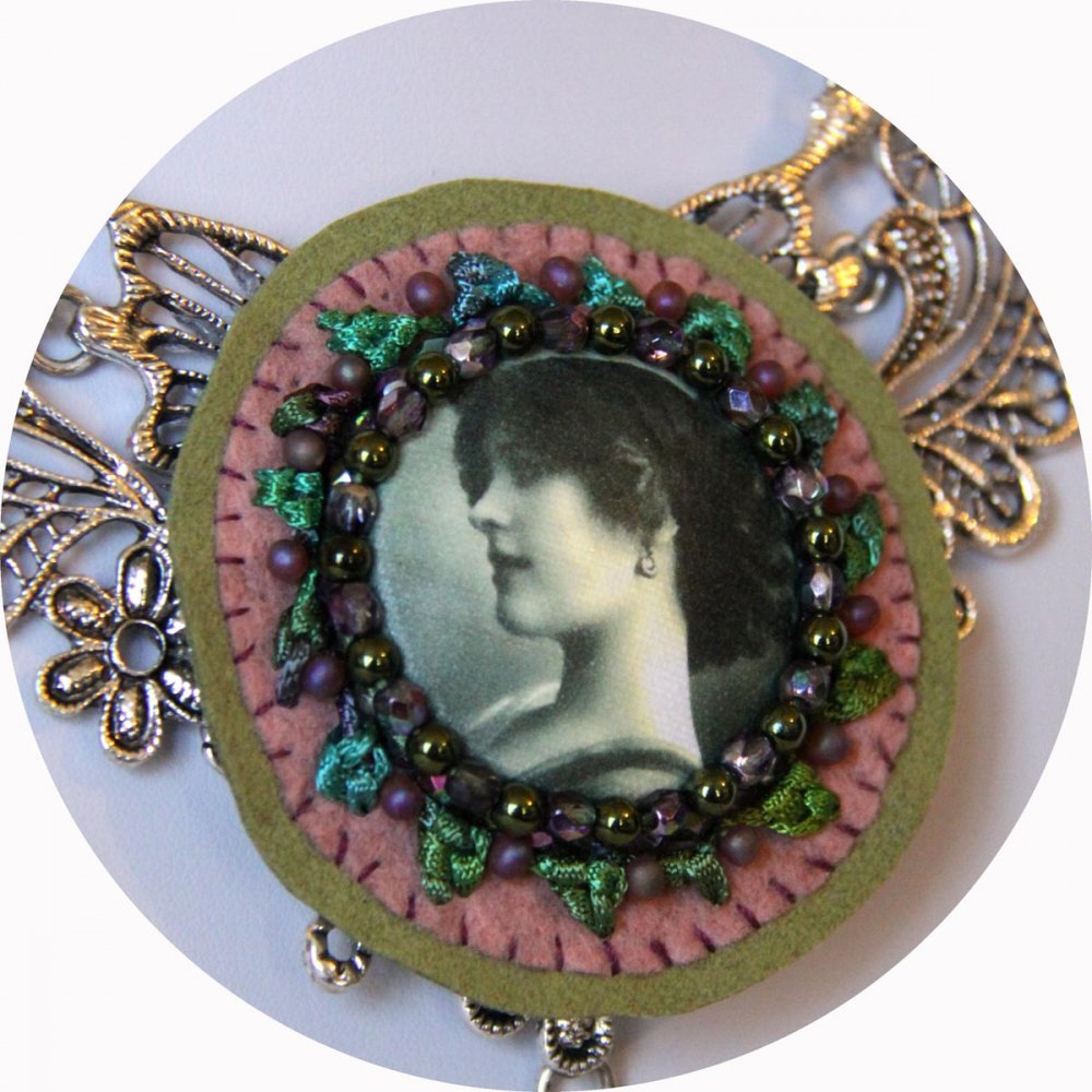 Collier plastron vert rose et argent en broderie de perles sur un support argenté filigrané--9995861821691