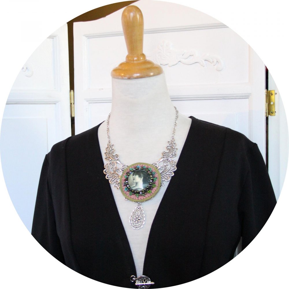 Collier plastron vert rose et argent en broderie de perles sur un support argenté filigrané--9995861821691