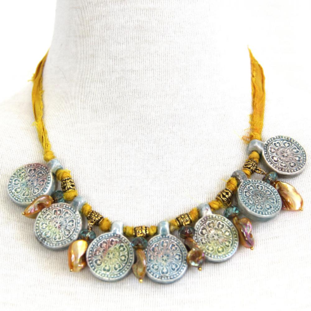 Collier en raku bleu et jaune avec des médaillons style mandala en céramique bleus et des perles de nacre jaune sur cordon de soie jaune--9995592194163