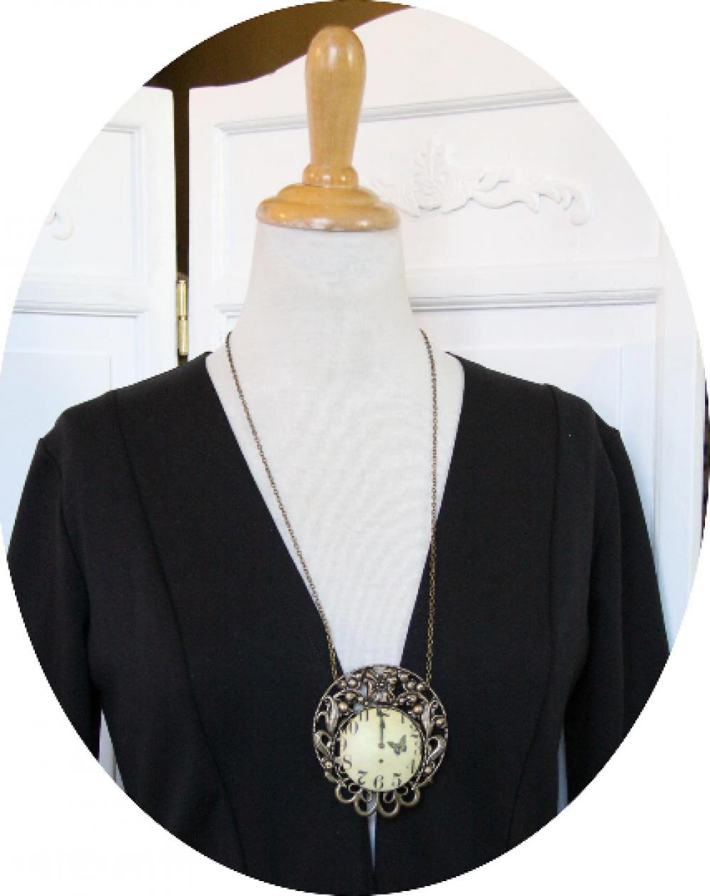 Collier sautoir médaillon de style victorien bronze et sépia avec un bouton en tissu horloge et une estampe en croissant de lune style Mucha--9995581230834