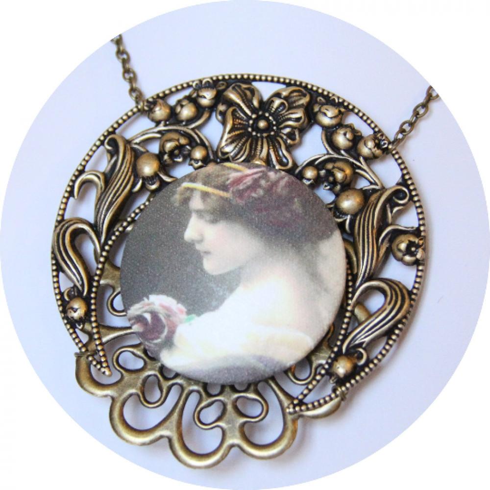 Collier sautoir médaillon de style victorien bronze sépia avec un bouton en tissu portrait et une estampe en croissant de lune style Mucha--9995580399914