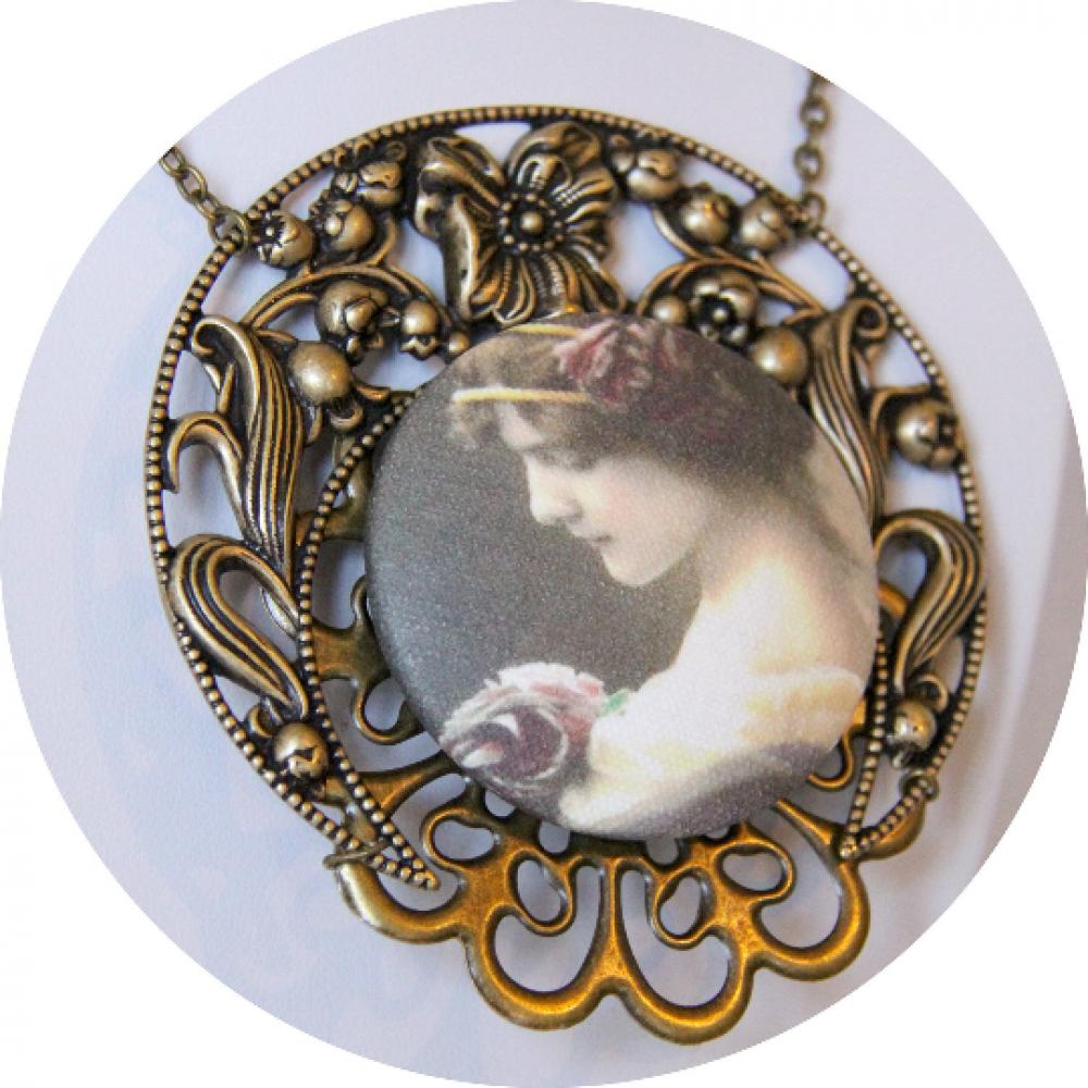 Collier sautoir médaillon de style victorien bronze sépia avec un bouton en tissu portrait et une estampe en croissant de lune style Mucha--9995580399914