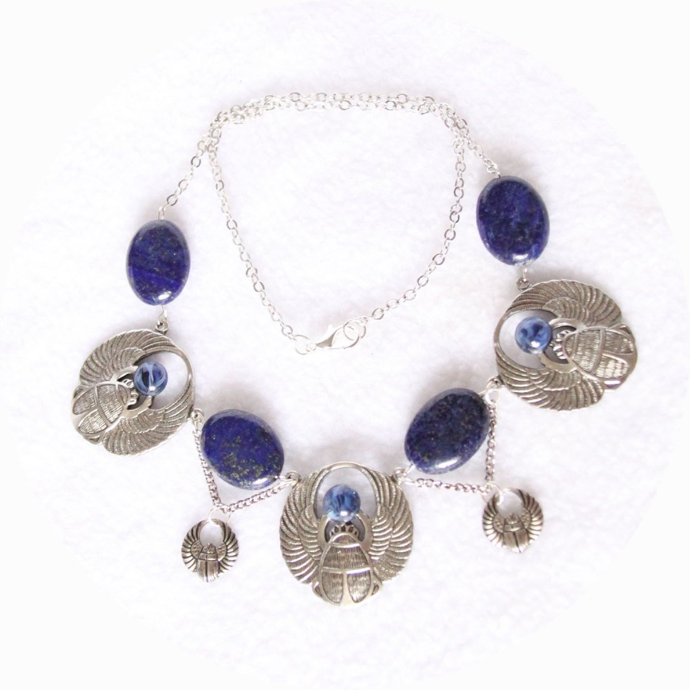 Collier Scarabée composé d'estampes en laiton plaqué argent et de lapis lazuli--9995968744411