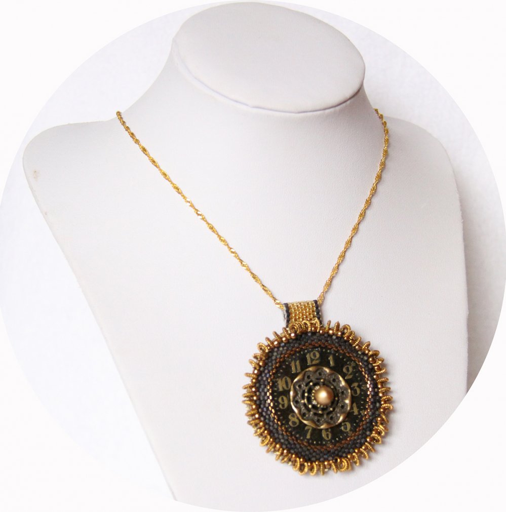 Collier steampunk médaillon cadran de montre bronze et engrenage en broderie de perles dorées--2226311226474