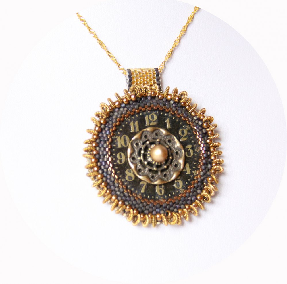 Collier steampunk médaillon cadran de montre bronze et engrenage en broderie de perles dorées--2226311226474