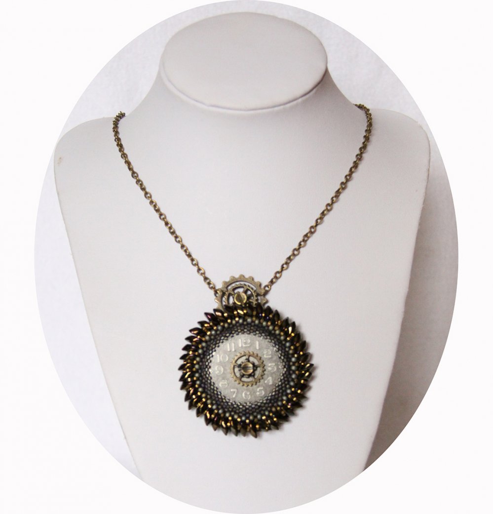 Collier steampunk médaillon cadran de montre et engrenage en broderie de perles--2226311219605