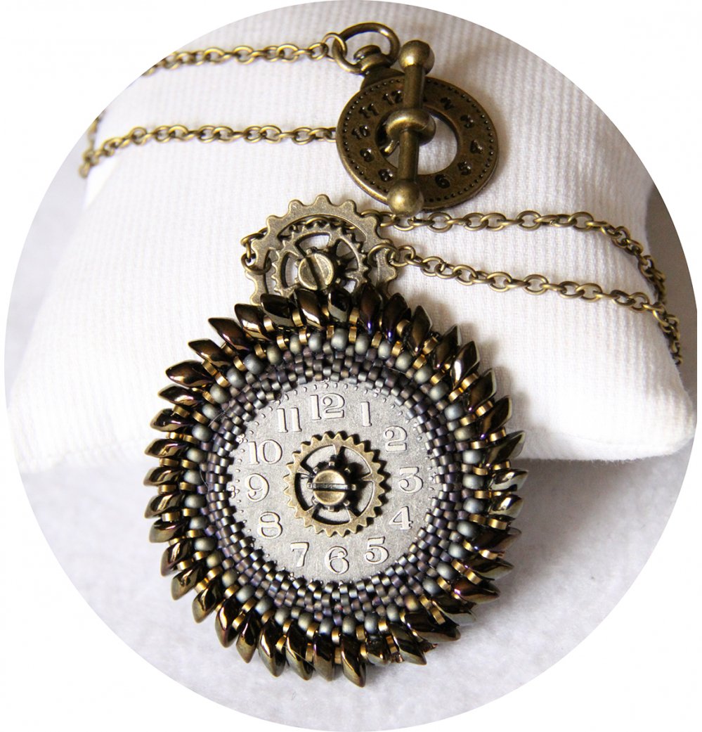 Collier steampunk médaillon cadran de montre et engrenage en broderie de perles--2226311219605