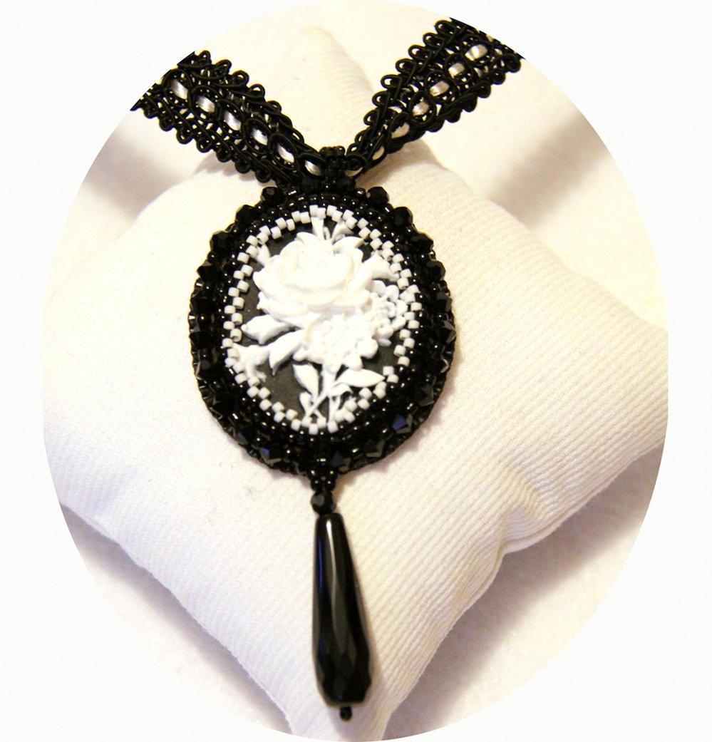 Collier tour de cou camée fleur noir et blanc et ruban de passementerie--2226243811519