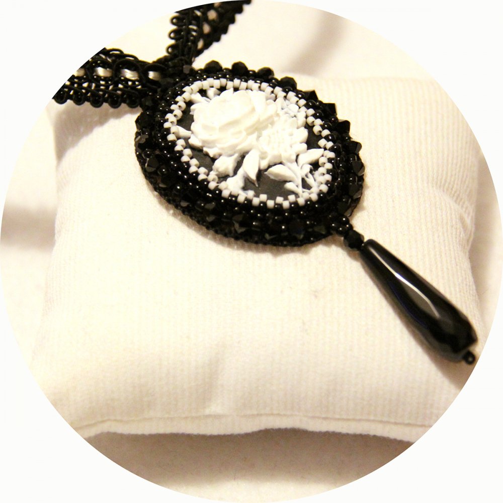 Collier tour de cou camée fleur noir et blanc et ruban de passementerie--2226243811519