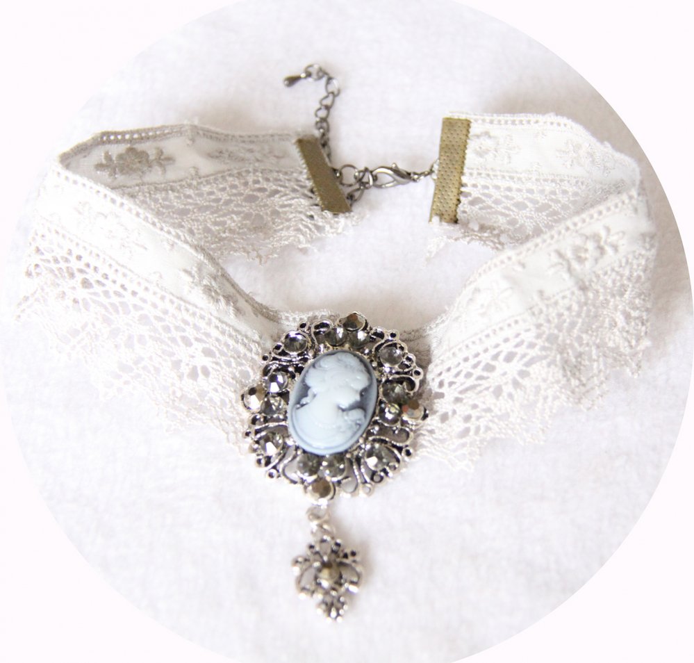 Collier tour de cou en dentelle gris perle et broche camée grise à strass--9995931973817