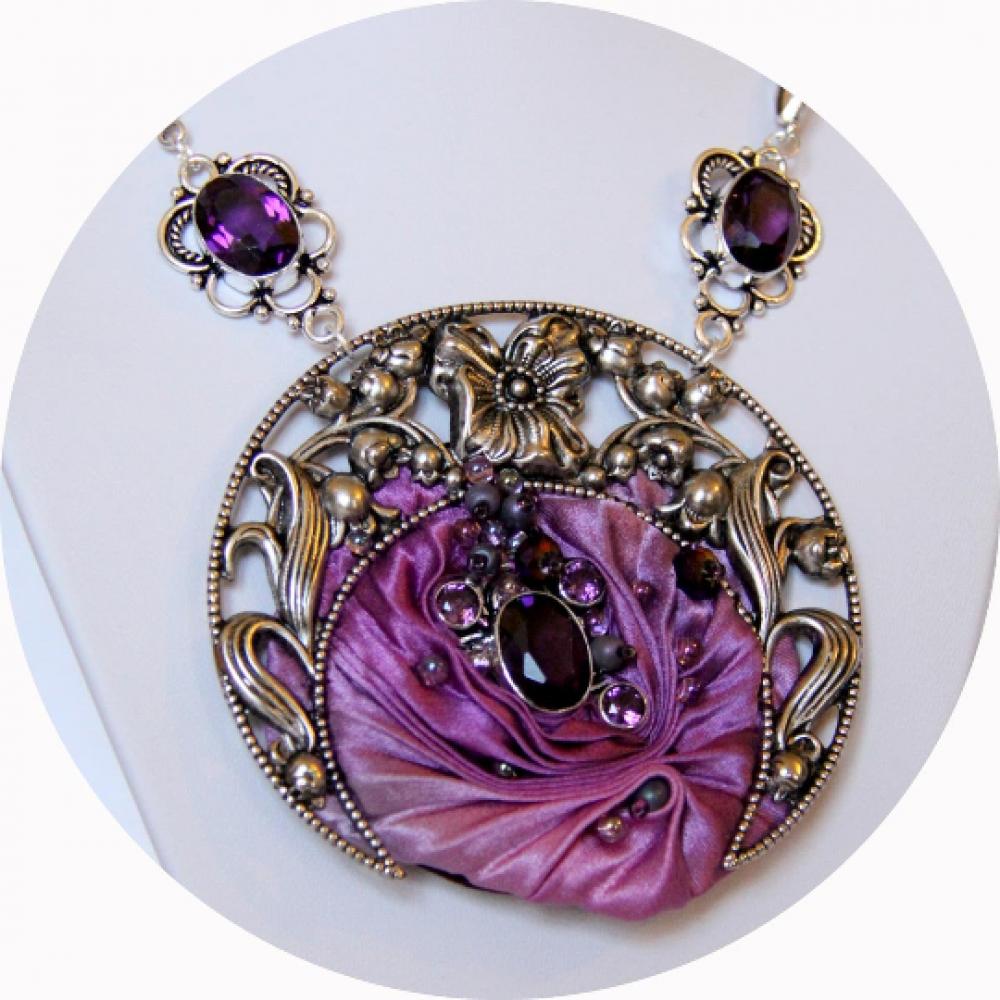 Collier Victorien médaillon croissant de lune argent et ruban de soie shibori violet et mauve enrouré de cabochon couleur améthyste--9995589881236